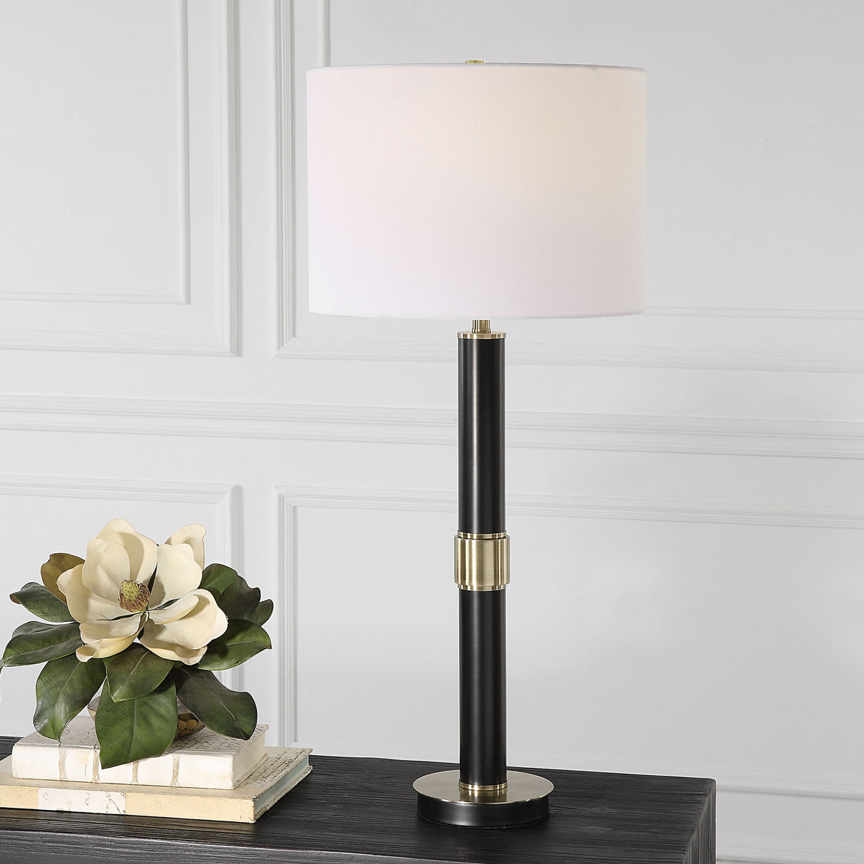 Table Lamp With Slender Metal Body - Black