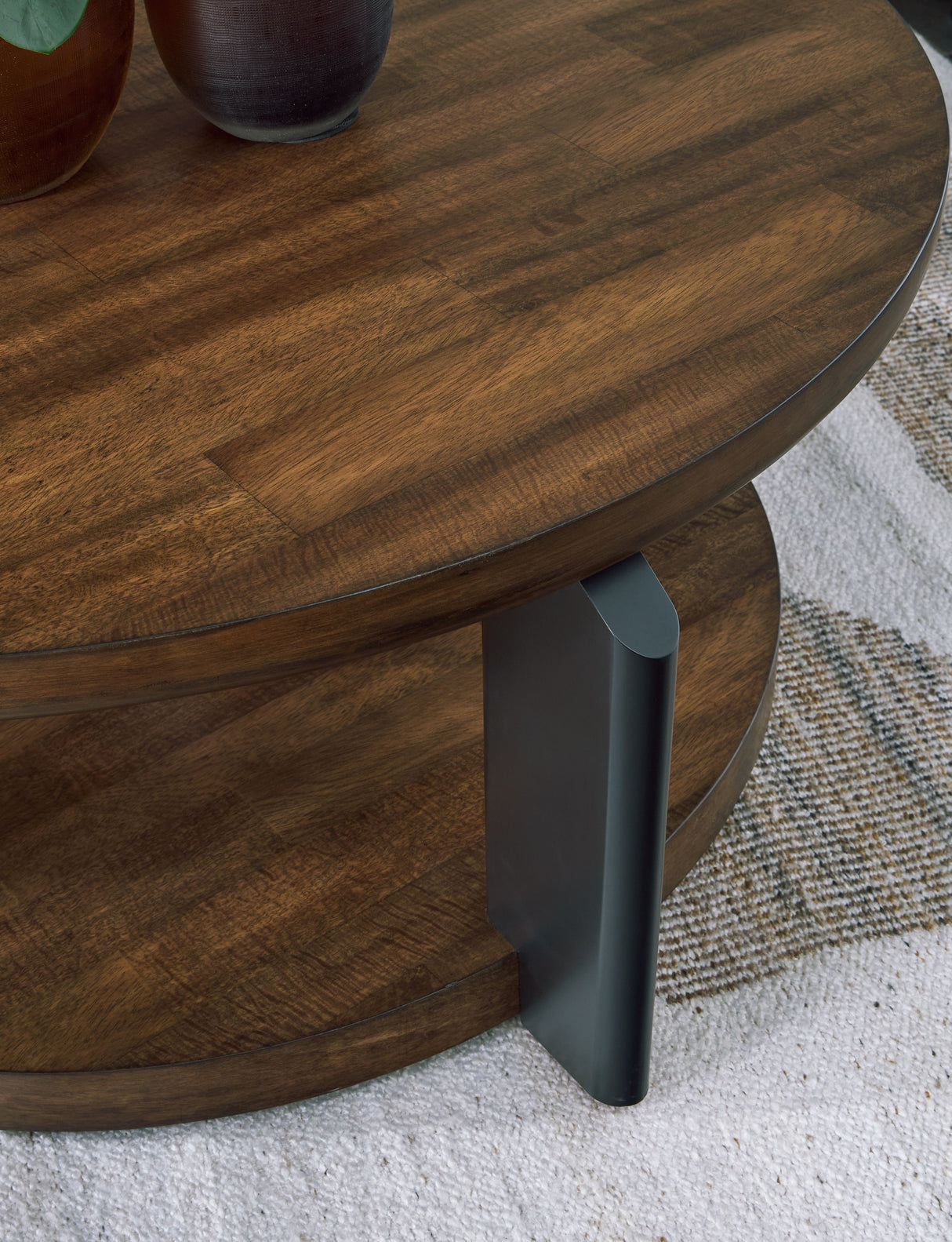 Kraeburn - Brown / Black - Round Cocktail Table