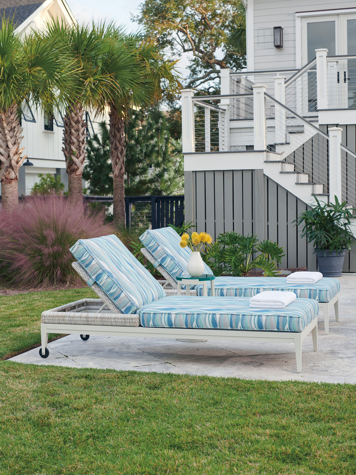 Seabrook - Chaise - Beige / Blue