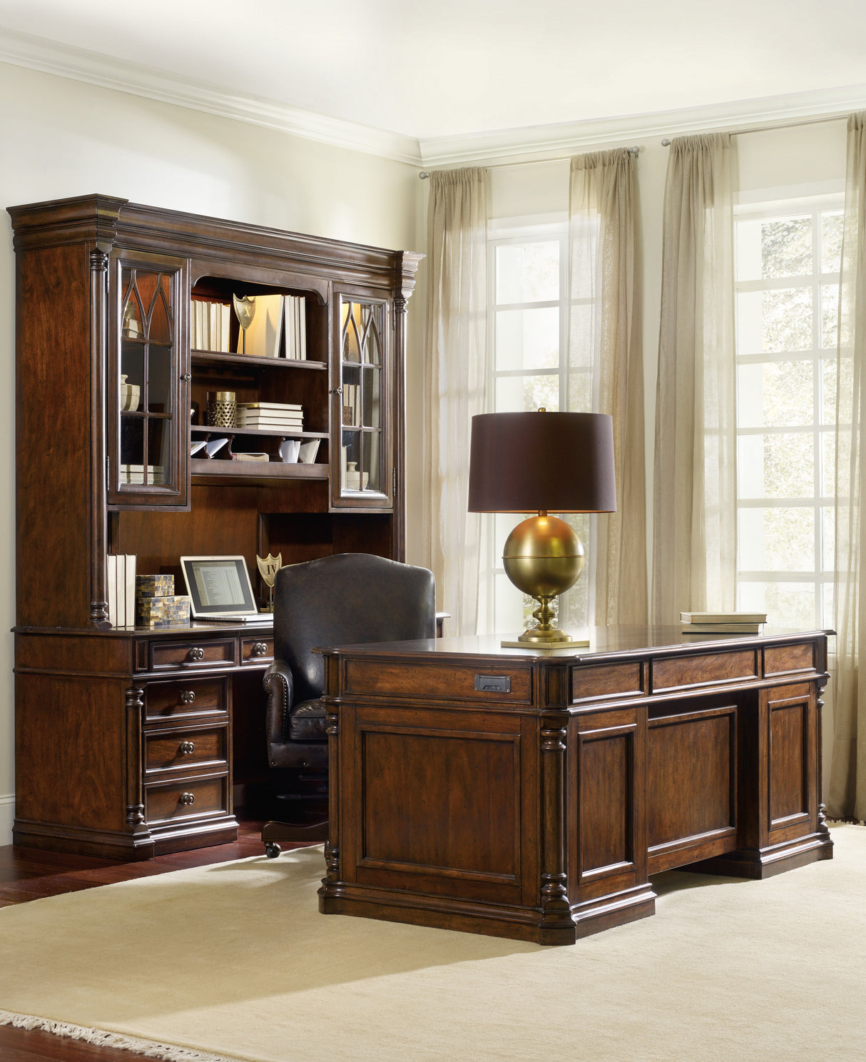 Leesburg - Executive Desk